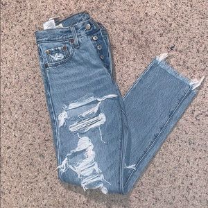 Levi Distressed Mom Jeans!